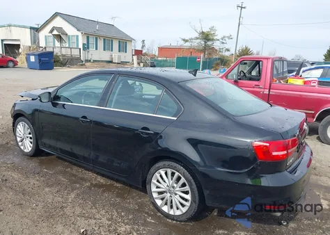 2015 Volkswagen Jetta 1.8T Se z USA, uszkodzony, nr VIN 3VWD17AJ0FM237993
